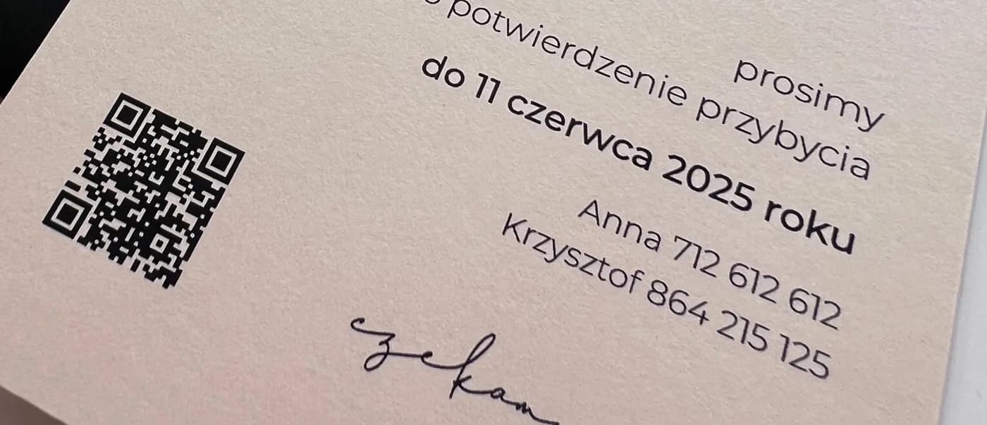 Kod QR na karcie RSVP obok terminu potwierdzenia przybycia i numerów telefonów do pary