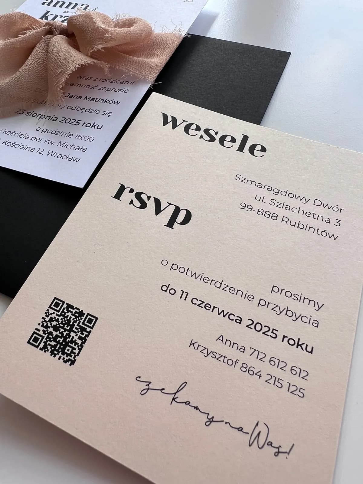 Zaproszenie ślubne z kartą RSVP: kod QR, termin potwierdzenia przybycia i numery telefonów do pary