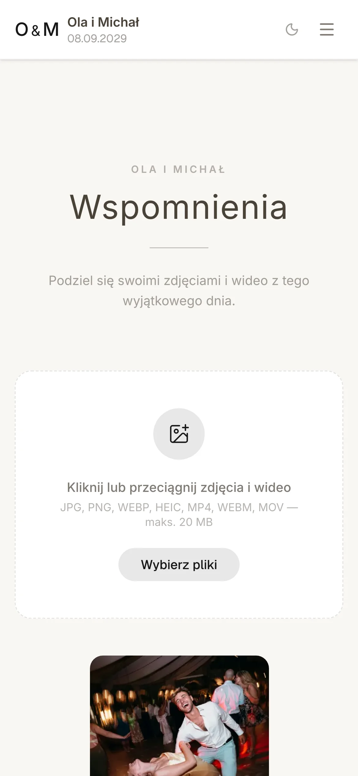 Galeria wspomnień na telefonie z miejscem na dodanie zdjęć i wideo przez gości